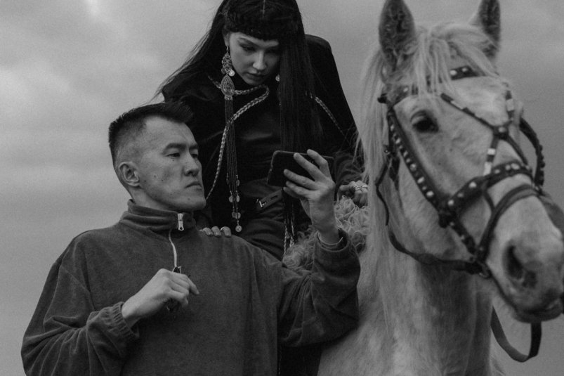 Баяр Барадиев сделал для Ay Yola не только клипы, но и видеоинсталляции Соцсети Б. Барадиева