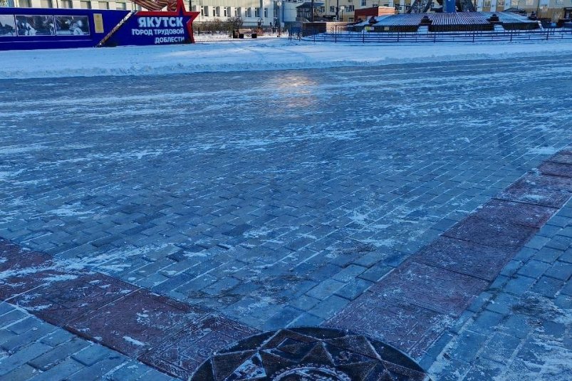 На площади Орджоникидзе в Якутске выявлены дефекты после ремонта пресс-служба администрации Якутска