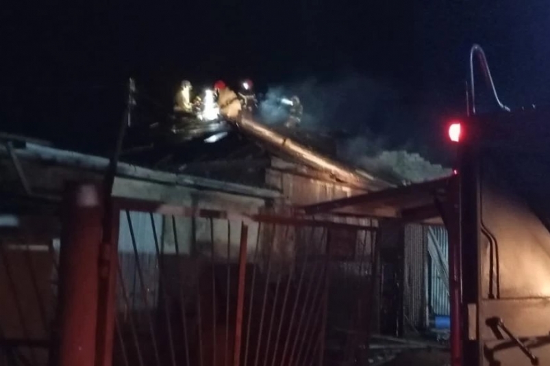 Пожар в гаражном боксе в Южно-Курильске пресс-служба пожарно-спасательной службы Сахалинской области