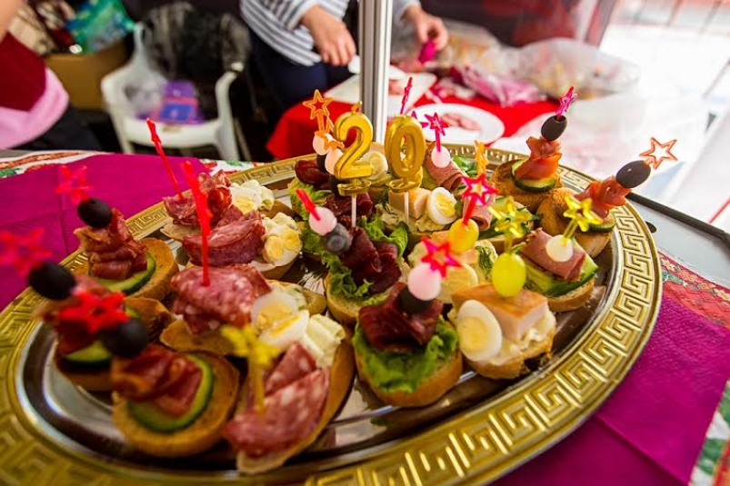 Канапе Анна Огородник, UlanMedia