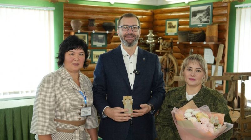 Спикер ЗС Приангарья передал игрушку-талисман участницы СВО музею Черемховского района ЗС региона