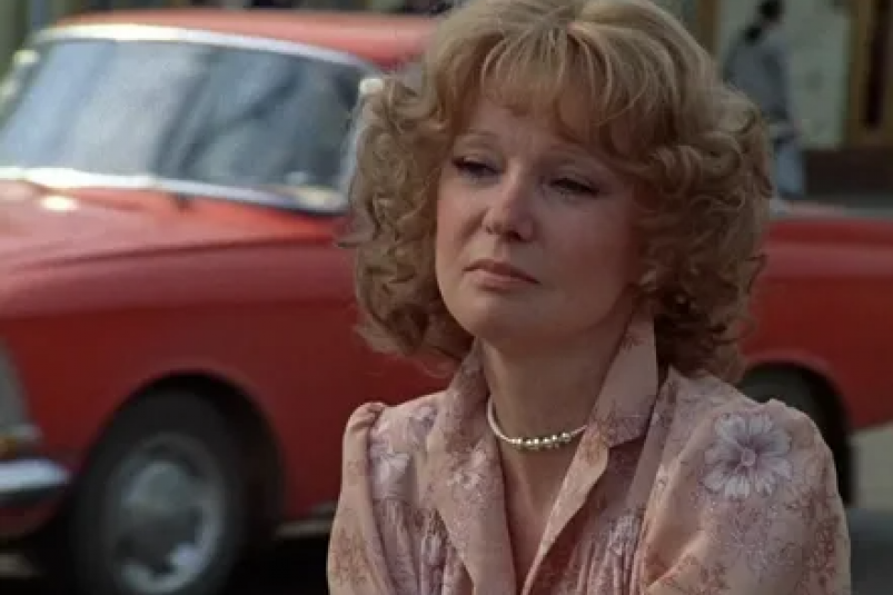 Людмила Гурченко в фильме "Вокзал для двоих" (12+) стоп-кадр из фильма "Вокзал для двоих" (12+)