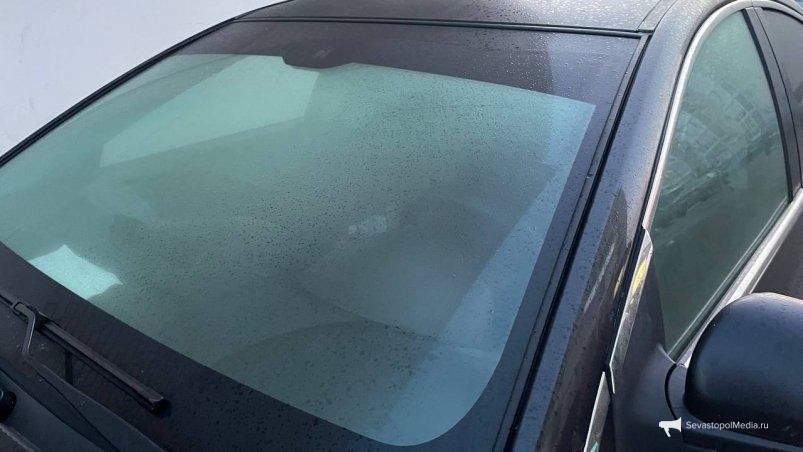 Единственный способ, чтобы осенью-зимой стёкла авто не потели - работает сразу ИА SevastopolMedia