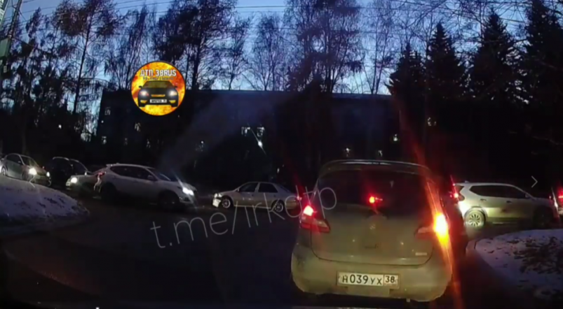 Три автомобиля столкнулись на перекрестке в Академгородке Иркутска тг-канал (18+) "ДТП 38RUS"