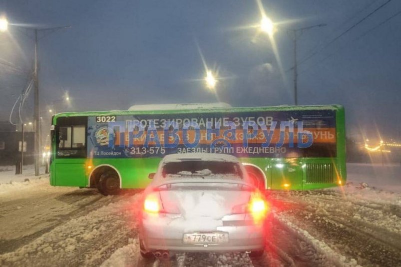 Авария в центре Петропавловска-Камчатского. 11 ноября. Кадры с места ДТП ТГ-канал Право на руль (18+)