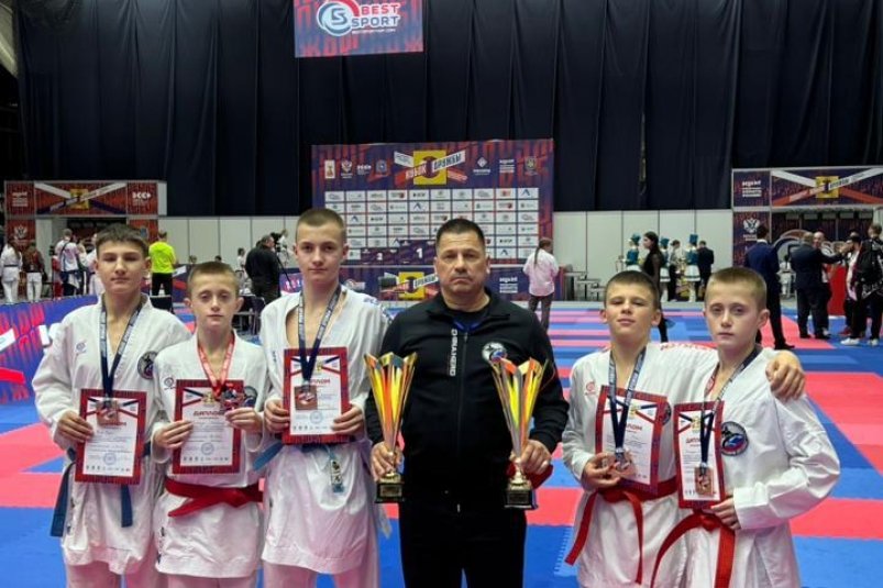 Игорь Иванов и уссурийские спортсмены предоставлено федерацией каратэ УГО