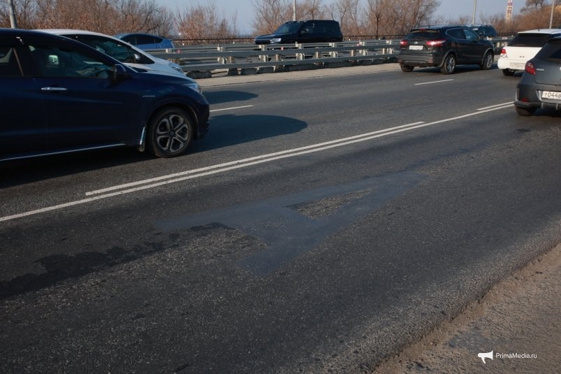 Обстановка на дороге от Некрасовской до Второй речки во Владивостоке, где закрасили новую автобусную полосу ИА PrimaMedia