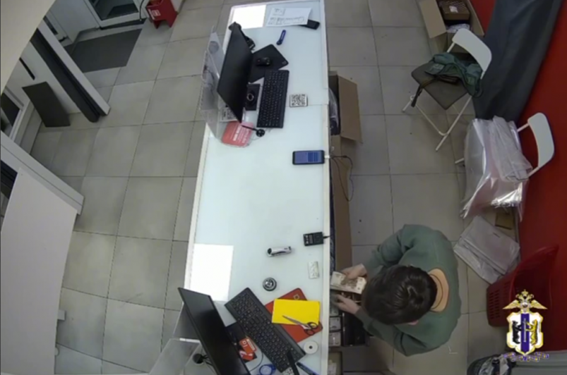 Игроман в Комсомольске-на-Амуре воровал деньги из кассы ПВЗ Скриншот с видео УМВД России по Хабаровскому краю