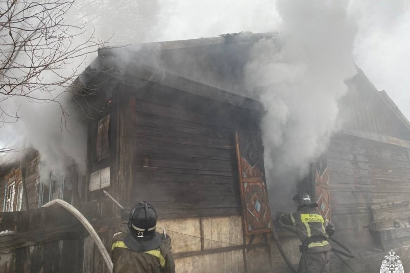 В Улан-Удэ горел жилой дом МЧС по Бурятии