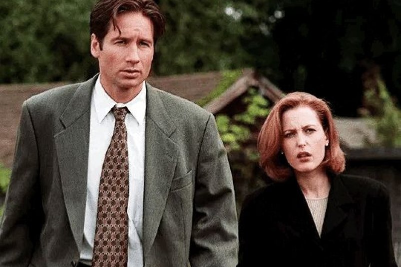 Главные герои сериала "Секретные материалы" (18+) стоп-кадр из сериала "Секретные материалы" (18+)