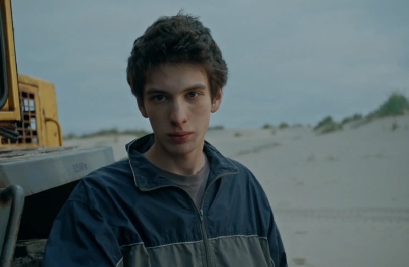 Вышел трейлер драмы "Космос засыпает" - в главной роли звезда "Аноры" кадр из фильма (18+)