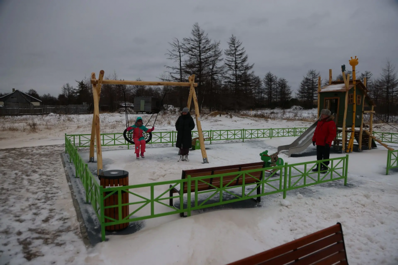 Новая детская площадка в Ногликах пресс-служба правительства Сахалинской области