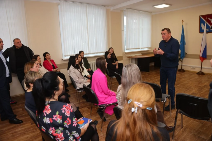 Встреча губернатора Валерия Лимаренко с волонтерами региональной программы "Забота. Защита. Уважение" пресс-служба правительства Сахалинской области