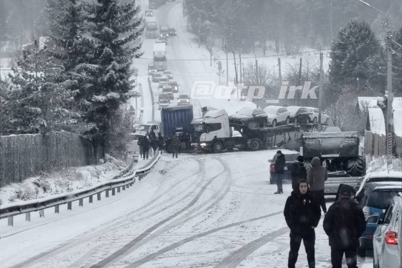 Груженый автовоз развернуло поперек трассы на Култукском тракте "ДТП Иркутск" (18+)