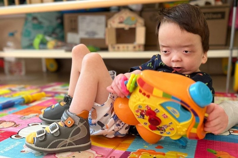 Коля очень любит музыкальные мультики, книжки с картинками, животных. Пресс-служба б/ф "Дорога жизни"