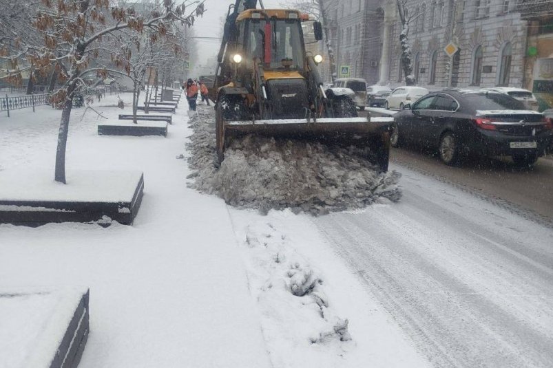Из-за ухудшения погоды проводят противогололедную обработку дорог в Иркутске администрация Иркутска