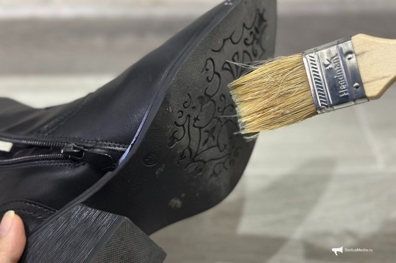 По 2 раза кисточкой по подошве - обувь не скользит даже на катке: мертвая сцепка ИА StolicaMedia