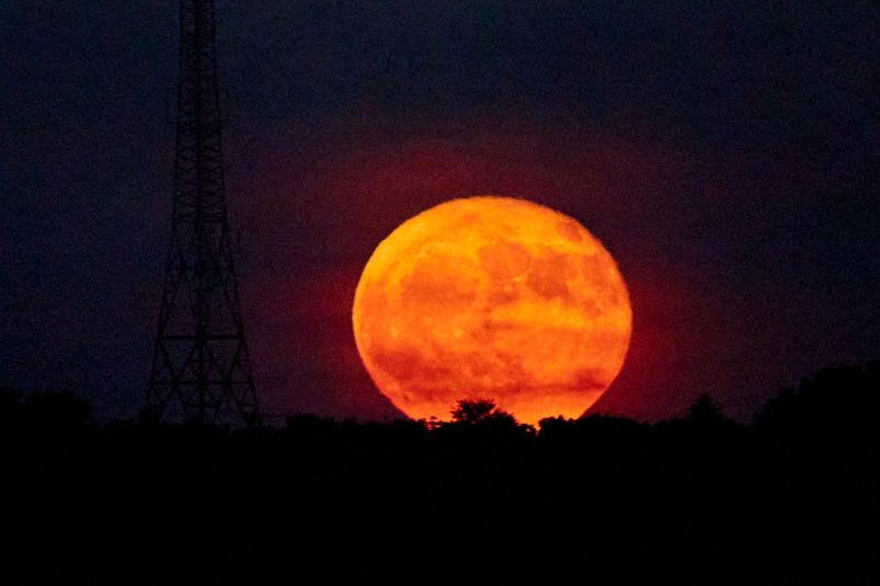 Луна, красная Луна, Луна над городом, ночной город Дмитрий Осипчук, ИА PrimaMedia.ru