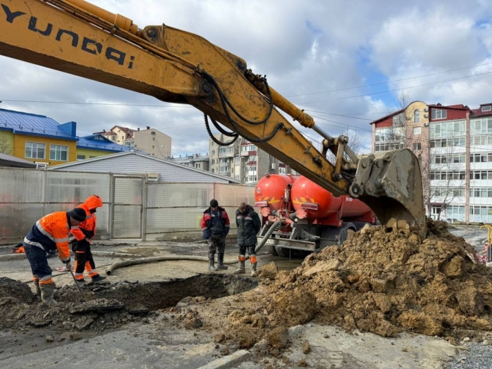 Водопровод прорвало на улице Горького в Южно-Сахалинске пресс-служба РВК-Сахалин