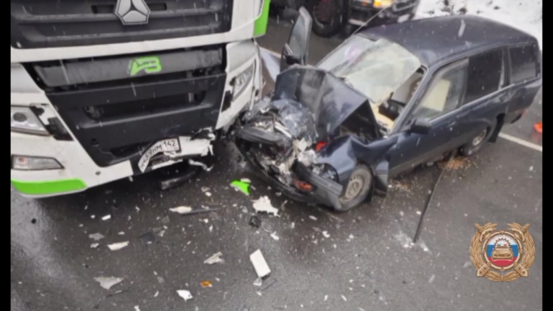 Иномарка выехала на встречку и врезалась в фуру в Слюдянском районе  Отдел пропаганды УГИБДД России по Иркутской области