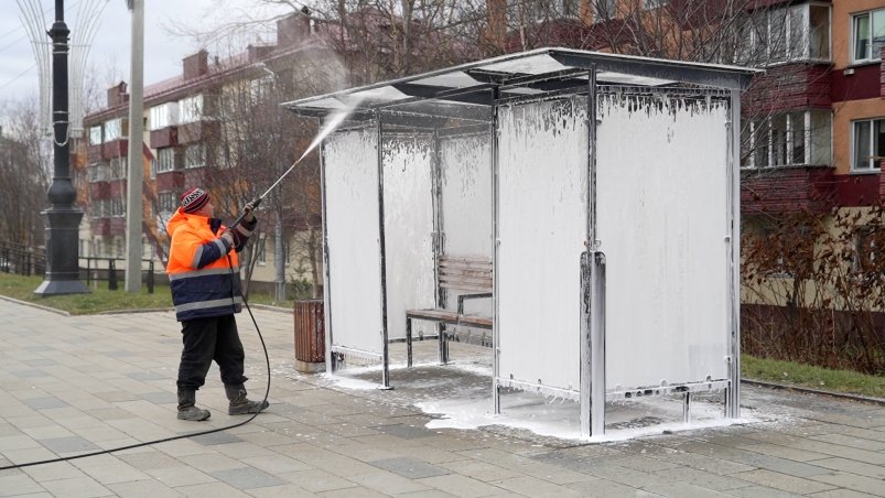 Помывка остановок общественного транспорта пресс-служба администрации Южно-Сахалинска