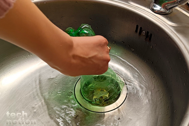 Пластиковая бутылка - не мусор, а золото: отрезаю дно и ставлю в слив - мощнее вантуза дзен-канал " Vi_Tech" (12+)