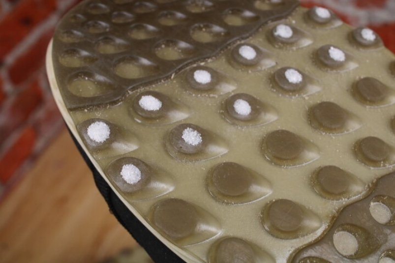 По 12 капелек на подошву - и на льду не скользко: смело зашагаете как по сухому асфальту дзен-канал "Большое сердце" (12+)