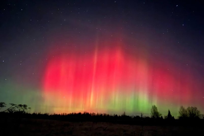 Редкое розовое северное сияние вспыхнуло в небе над одним из регионов России Тг-канал (18+) АстроФотоБолото ✨ Атмосферное