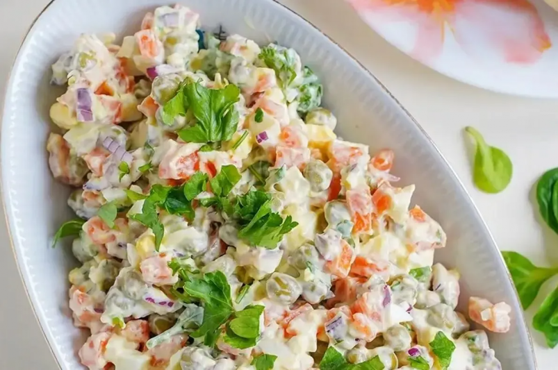 Салат "Селяночка" - младшая сестра "Оливье"- такой же вкусный салат на новогодний стол, только дешевле в 2 раза дзен-канал "Кулинарные записки обо всем" (12+)