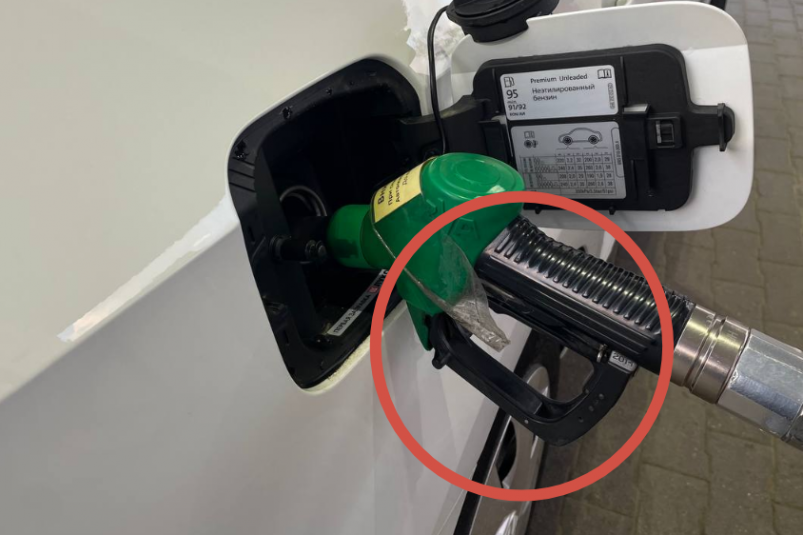 Эта скрытая кнопка на пистолете АЗС зальет больше бензина за те же деньги ИА StolicaMedia