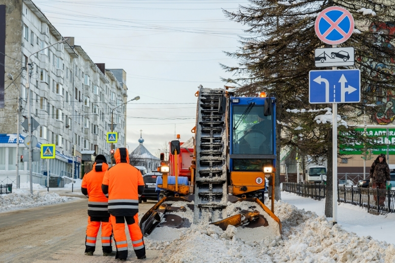 В Магадане городские службы продолжают расчистку от снега участков улично-дорожной сети Источник