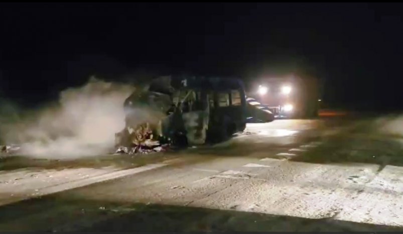 В Приамурье после ДТП с грузовиком пассажирский автобус полностью сгорел скрин с видео СУ СК РФ по Амурской области