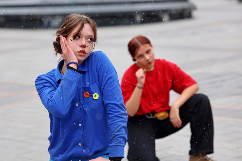 Выступление кавер-дэнс команды на арбате Владивостока ИА PrimaMedia