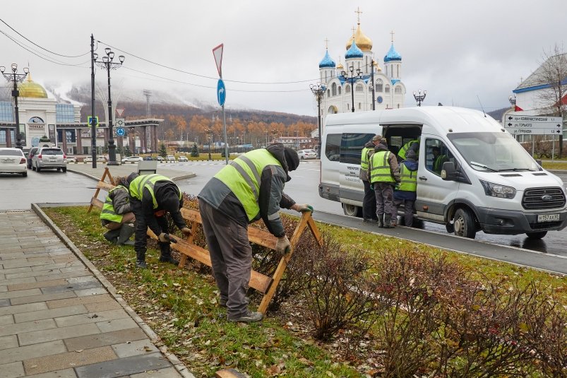 Зеленые насаждения в Южно-Сахалинске готовят к зиме пресс-служба администрации Южно-Сахалинска
