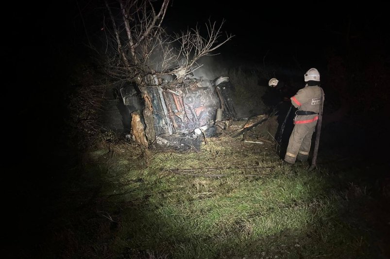 Водитель погиб в сгоревшем Mercedes после ДТП на Ставрополье Госавтоинспекция Ставрополья