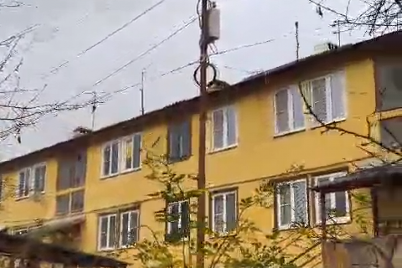 Колонка во дворе якобы сломана, а до туалета – долгая дорога Очевидец, кадр из видео