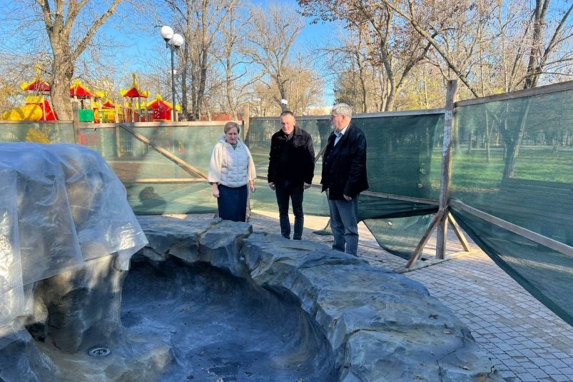 И. Ивин (справа) у фонтана в городском парке Соцсети главы администрации Джанкоя Игоря Ивина