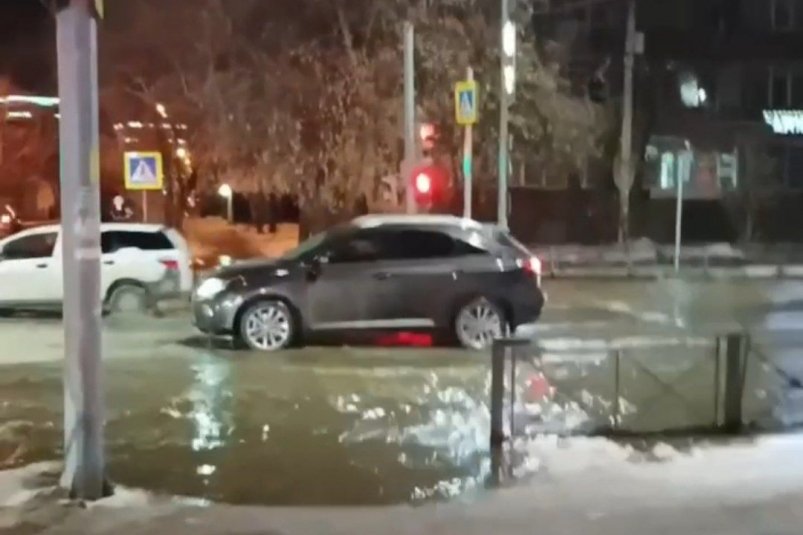 На пересечении Декабрьских Событий и Дзержинского в Иркутске прорвало водопровод Тг-канал (18+) ДТП Иркутск
