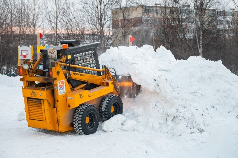 В Магадане продолжается расчистка участков улично-дорожной сети Источник