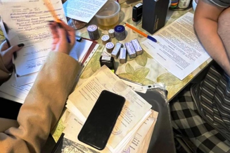 Мужчину, торговавшего поддельными медсправками, поймали в Благовещенске УМВД России по Амурской области