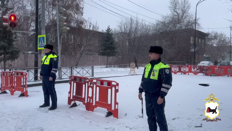 Из-за коммунальной аварии перекрыли участок улицы Дзержинского в Иркутске МУ МВД России "Иркутское"