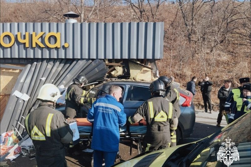 Авто въехал в кафе во Владивостоке Пресс-служба ГУ МЧС России по Приморскому краю