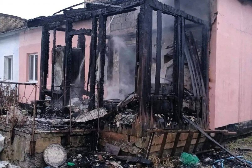 Огонь уничтожил частный жилой дом в сахалинском поселке Шахтерск пресс-служба Агентства ГО, ЧС и ПБ