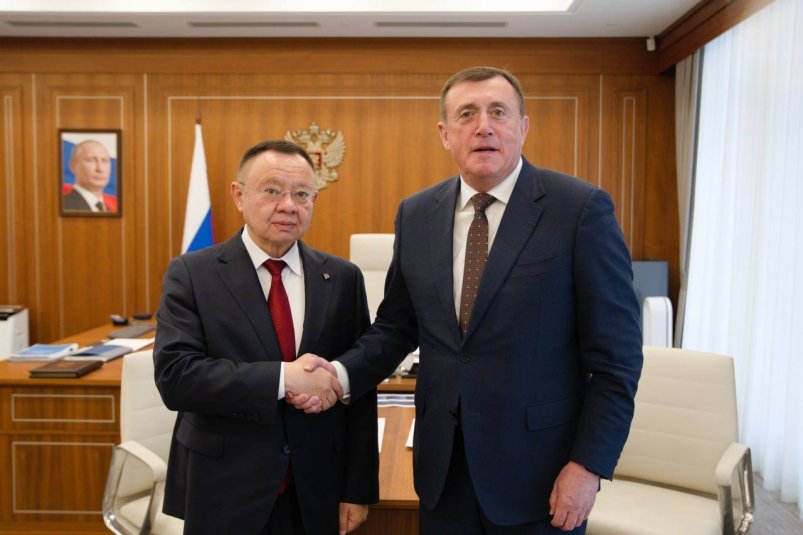 Ирек Файзуллин и Валерий Лимаренко пресс-служба правительства Сахалинской области