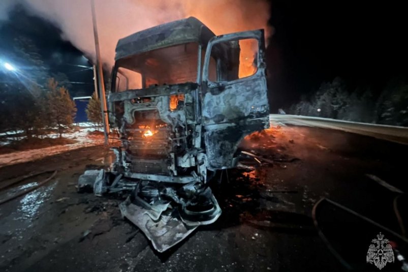 Грузовик загорелся на трассе из-за короткого замыкания в Тайшетском районе Пресс-служба ГУ МЧС России по Иркутской области