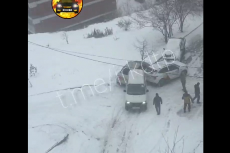 ДТП с участием трёх автомобилей произошло в Березовом из-за наледи на дороге Телеграм-канал (18+) "ДТП38"