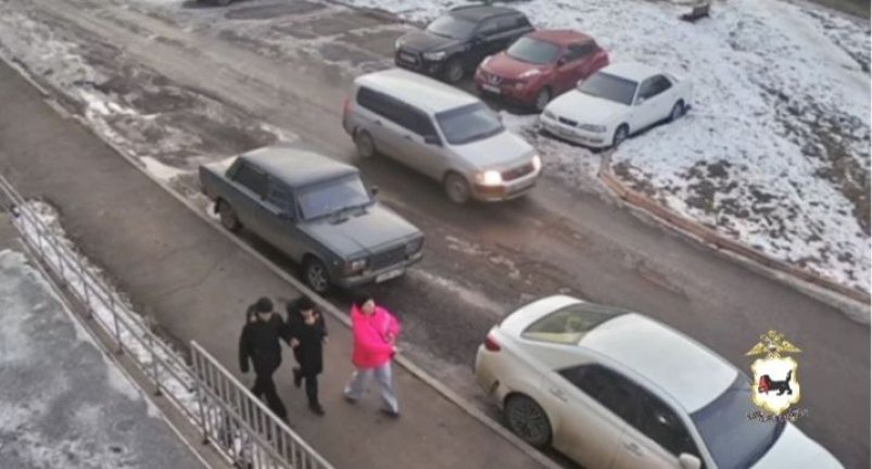 Неизвестные "угнали" игрушечную электромашину из детского сада с Братске МУ МВД России "Братское"