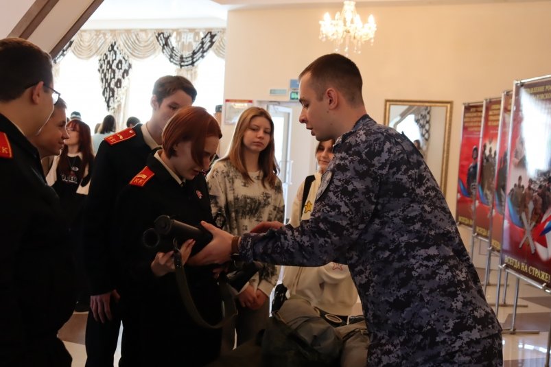 Старшеклассники Хабаровска накануне Дня призывника побывали в гостях у росгвардейцев Пресс-служба Управления Федеральной службы войск национальной гвардии Российской Федерации по Хабаровскому краю
