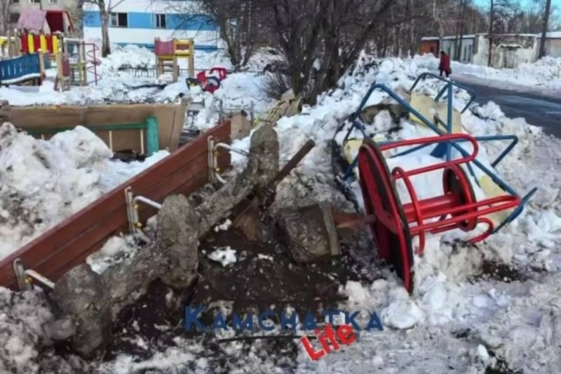 Кадры с места событий. Зачем снесли новую площадку? Скрин/ соцсети (18+). Прокуратура Камчатского края