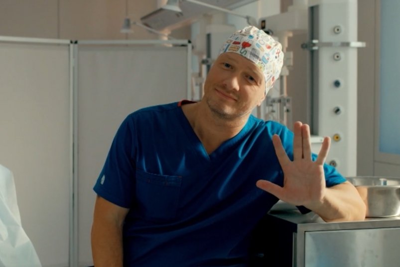 Никита Панфилов возвращается к роли "Акушера" кадр из сериала (16+)